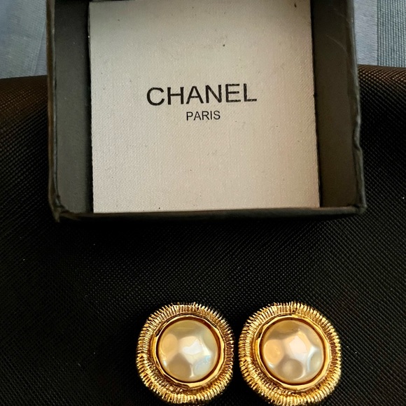 Authentic, Iconic and classic vintage 1980s era Chanel Clip on earrings - Picture 1 of 10
